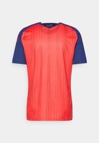 Raudonas sportinis marškinėlis su plonomis vertikaliomis juostelėmis, tamsiai mėlynos spalvos trumpomis rankovėmis ir užrašas „España“ ant nugaros apykaklės.