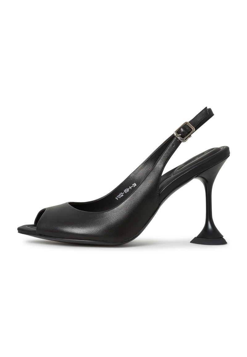 Musta nahkainen slingback-korkokenkä avonaisella varpaalla, kartiomuoto, kapea korko, joka laajenee päin, ja neliömäinen pohja. Rypistetty pinta ja solkityyli.