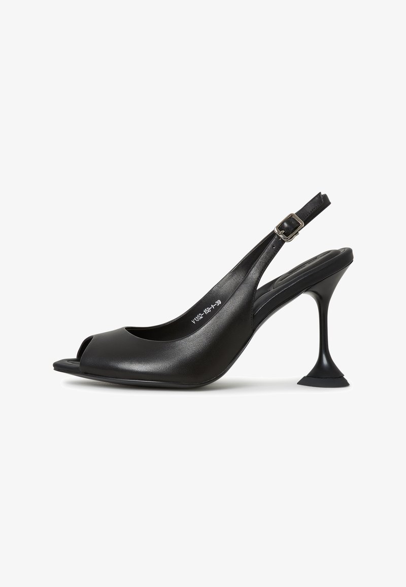 Cureau negru din piele, cu toc slingback, cu vârful deschis, formă ascuțită, toc îngust care se lărgește și bază pătrată. Suprafață texturată și detalii cu cataramă.