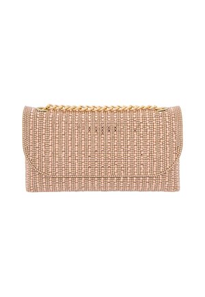 Clutch tas in roze en goud, met een gebogen parelontwerp en gouden kettingaccent. Rechthoekige vorm met een klep sluiting.