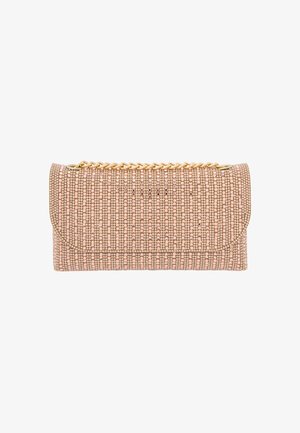 Kopertówka w kolorze różowym i złotym, z teksturowanym koralikowym wzorem i złotym akcentem w postaci łańcuszka. Prostokątny kształt z zapięciem na klapę.
