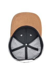 Baseball-lippalakki, jossa on vaaleanruskea mokkasivu etuosassa, harmaat kankaat sivuilla ja musta sisus. Sisältää ompeluyksityiskohtia ja ilmanvaihtoaukkoja.