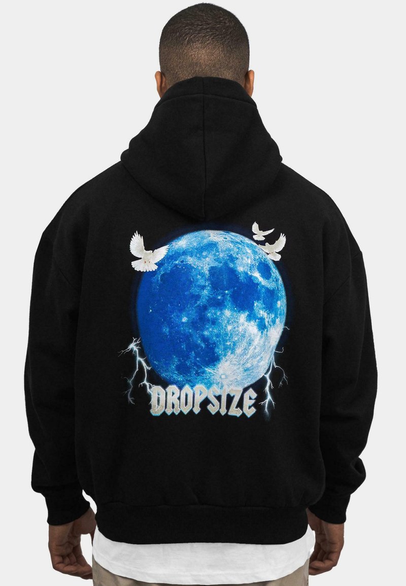 Sudadera negra con un gran gráfico de una luna azul, adornado con palomas blancas y relámpagos, etiquetada "DROPSIZE" en un texto estilizado en la parte inferior.