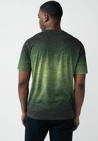 Next DIP DYE GRAPHIC - T-shirts print - green chest graphic