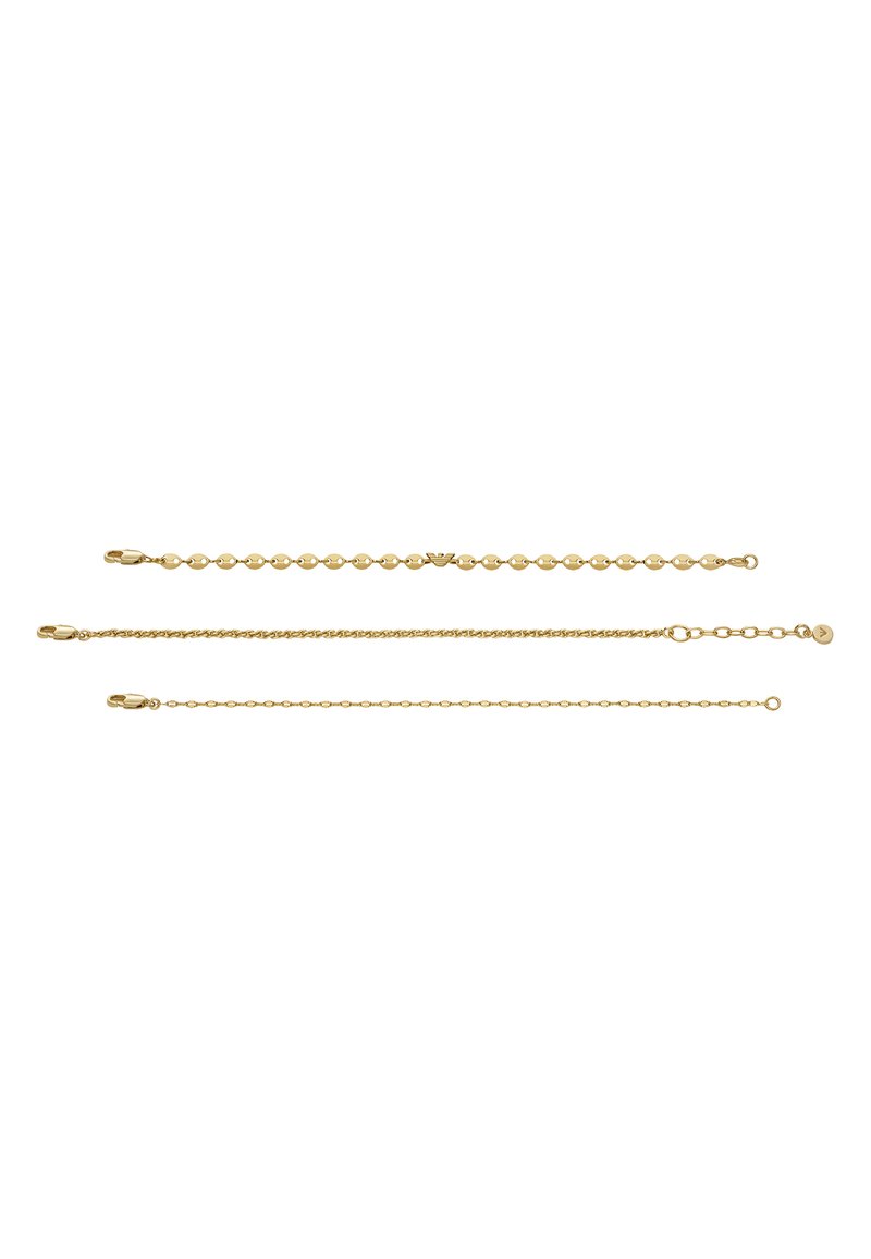 Vier goldene Ketten in verschiedenen Designs: Perlenkette, gedrehte Kette, flache Gliederkette und kleine Rundgliederkette. Jede Kette hat an einem Ende einen Verschluss.