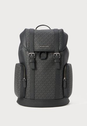 Mochila de cuero negro con un patrón texturizado, un bolsillo frontal y correas ajustables. Presenta herrajes metálicos y un asa superior.