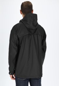 Czarna wodoodporna kurtka z kapturem, o gładkiej fakturze, regulowanych mankietach i swobodnym kroju. Posiada szew wzdłuż ramion.