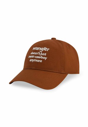 Cappello da baseball in cotone marrone con testo ricamato bianco: "Wrangler non significa più solo cowboy." Visiera curvata e parte posteriore regolabile.