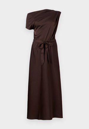 Robe midi marron foncé à une épaule avec manche courte et ceinture en tissu nouée à la taille, présentée sur fond blanc.