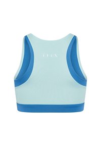 Sutien sport blu deschis cu accente de un albastru mai închis, având un spate decupat și o textură netedă. Fără hardware sau modele vizibile. Logo-ul este plasat central pe spate.