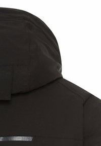 Schwarze Jacke mit weichem Textil, Kapuze und reflektierenden Streifen auf der Rückseite für bessere Sichtbarkeit. Nahtloses Design mit minimalen Akzenten.