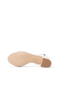 Sandalo bianco con tacco, dotato di suola in gomma leggera di colore marrone chiaro e texture. Presenta una cinghia sottile e dettagli decorativi sulla parte superiore.