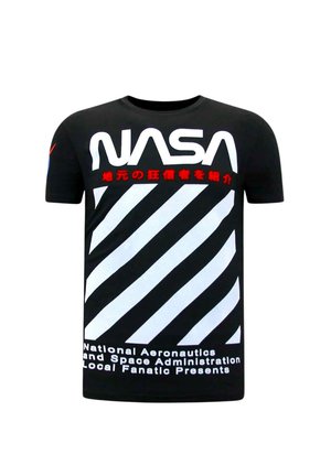 Zwart T-shirt met witte diagonale strepen, grote witte NASA-tekst, rode Japanse tekens en kleine witte tekst onderaan.