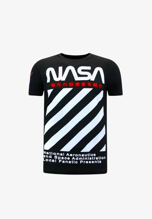 Zwart T-shirt met witte diagonale strepen, grote witte NASA-tekst, rode Japanse tekens en kleine witte tekst onderaan.
