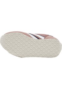 Sneaker con parte superiore in suede rosa e accenti in tessuto bianco, dotato di una suola in gomma con motivo esagonale per trazione e stabilità.