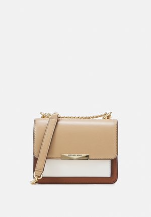 Mała prostokątna torebka na ramię w kolorach beżowym, białym i brązowym ze skóry, z pozłacanym łańcuszkiem i plakietką z logo Michael Kors na przedniej klapie.