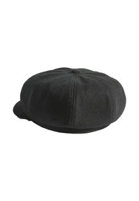Černý vlněný klobouk ve stylu beret s kulatým tvarem, zploštělým vrcholem a malým kšiltem vpředu. Povrch má jemnou texturu.