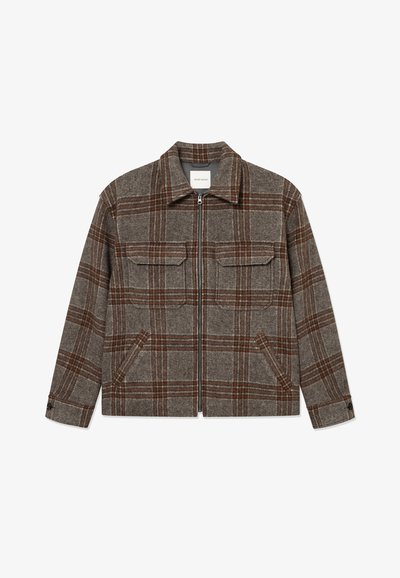 Casaco xadrez castanho com fecho zip, dois bolsos no peito e bolsos laterais. Feito de um tecido texturizado com colarinho e punhos ajustáveis.