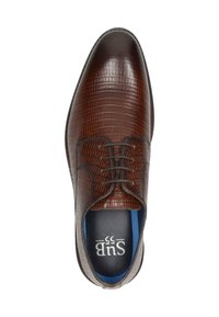 Braune Leder-Dressschuhe mit Krokodilstruktur, runder Zehenform und Schnürverschluss. Blaue Einlegesohle mit Logo. Flache, glatte Sohle.