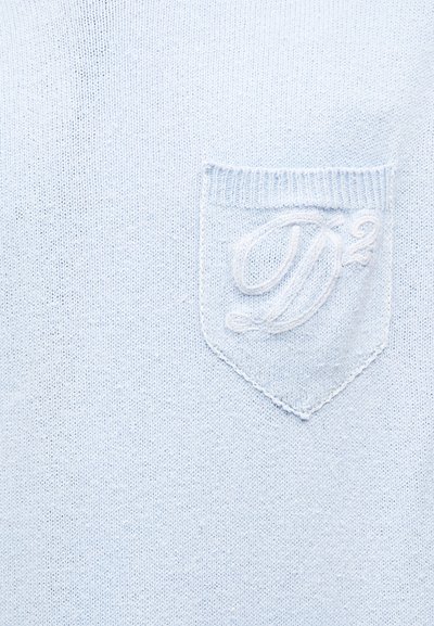 Tissu tricoté bleu clair avec une petite poche texturée sur le côté droit ornée d'un motif brodé "D²".