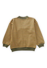 Pruhovaná mikina s žltými a olivovými pruhmi, rebrované manžety a golier, so voľným strihom a jemnou textúrou.