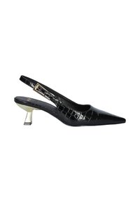 Tacón de charol negro tipo slingback con punta afilada, que cuenta con una textura de cocodrilo y un acento metálico en el tacón cuadrado.