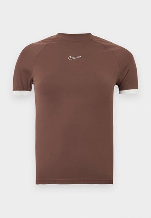 Braunes Kurzarmhemd aus glattem Stoff mit hohem Hals und weißen Akzenten an den Ärmelabschlüssen, mit einem kleinen Logo auf der Brust.