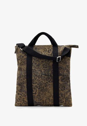Tote-Bag mit Leopardenmuster aus Stoff und schwarzen Trägern. Das Design verfügt über einen Reißverschluss und zwei Griffe zum Tragen.