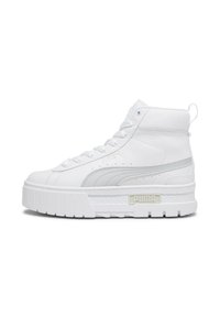 Sneakers bianchi alto in pelle, caratterizzati da un design testurizzato, suola prominente e sottili accenti grigi, con un logo sul lato.