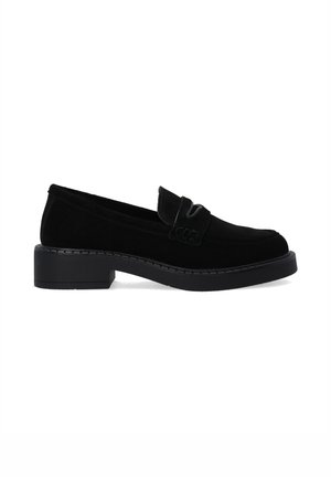 Schwarze Wildleder-Loafer mit niedrigem Blockabsatz, runder Zehenform und einem dekorativen Riemen auf der Vorderseite. Glatte Textur mit Nähdetails.