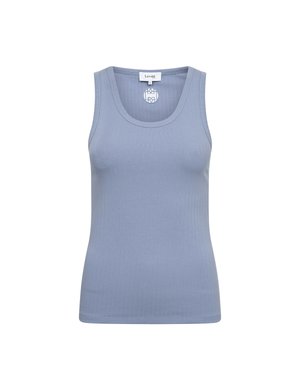 Débardeur bleu clair côtelé sans manches avec un col rond et une petite étiquette blanche de la marque à l’arrière à l’intérieur du col.