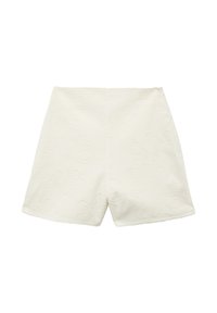 Pantalones cortos blancos con un patrón floral en relieve, diseño de cintura alta, líneas limpias y un cierre de cremallera sencillo en la parte posterior.
