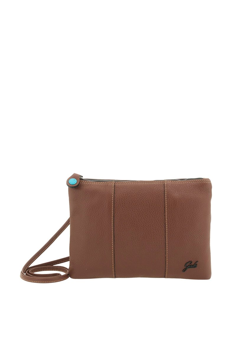 Borsa a tracolla in pelle marrone con finitura testurizzata, dotata di chiusura a zip, tracolla regolabile e un bottone d'accento turchese.