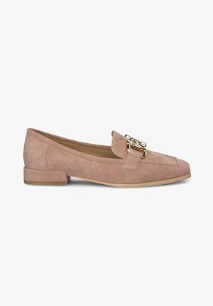 Helle rosa Wildleder-Loafer mit einem kleinen Blockabsatz, versehen mit einer dekorativen goldenen Kettenakzent auf dem Riemen und einem abgerundeten Zehendesign.