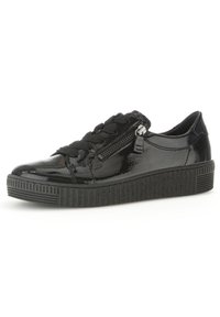 Baskets en cuir verni noir avec une semelle en caoutchouc texturé, un laçage à l'avant et une fermeture eclair sur le côté pour un enfilage facile. Design minimaliste avec des lignes épurées.