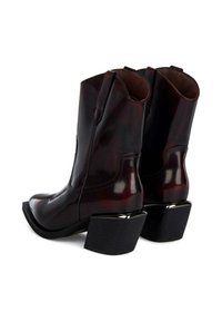 Botas de vaquero de cuero burdeos con un acabado brillante, punta afilada y tacón cuadrado. Presentan lengüetas laterales para tirar y detalles de costura en contraste.