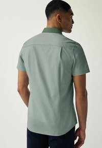 Next TRIMMED  SHORT SLEEVE  - Vapaa-ajan kauluspaita - green