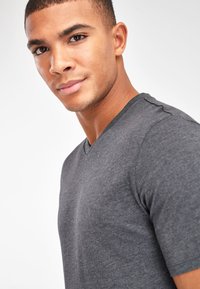 Next V-NECK T-SHIRT-SLIM FIT - Navadna majica - grey
