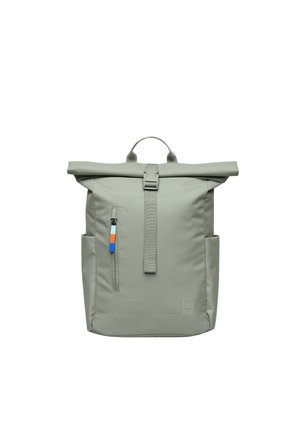 Sac à dos gris clair à fermeture roulante avec boucle frontale, poche verticale zippée avec tirette colorée, poches latérales et poignée de transport supérieure.