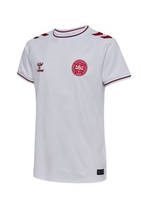 Vit kortärmad fotbollströja med maroon-accenter, inklusive ränder på ärmar och krage, med en rund logotyp och en smidig textur.