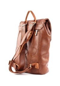 Sac à dos en cuir marron avec une finition texturée, des bretelles réglables, des poches zippées et une fermeture enroulable pour un stockage flexible.
