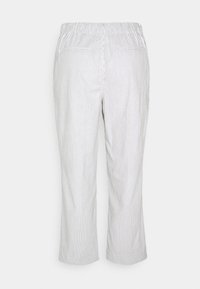 Vit och ljusgrå randiga byxor med resårmidja och två bakfickor. Mjuk tyg, rak ben-design, över ankellängd.