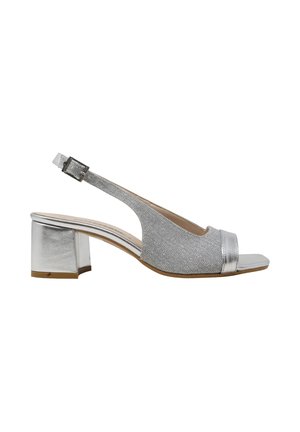 Sandalo slingback argento con tacco basso a blocco, punta aperta e cinturino con fibbia metallica.