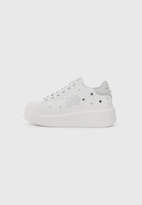 Sneakers platform albe, cu un material neted, cu studs decorative argintii și branding brodat pe lateral.