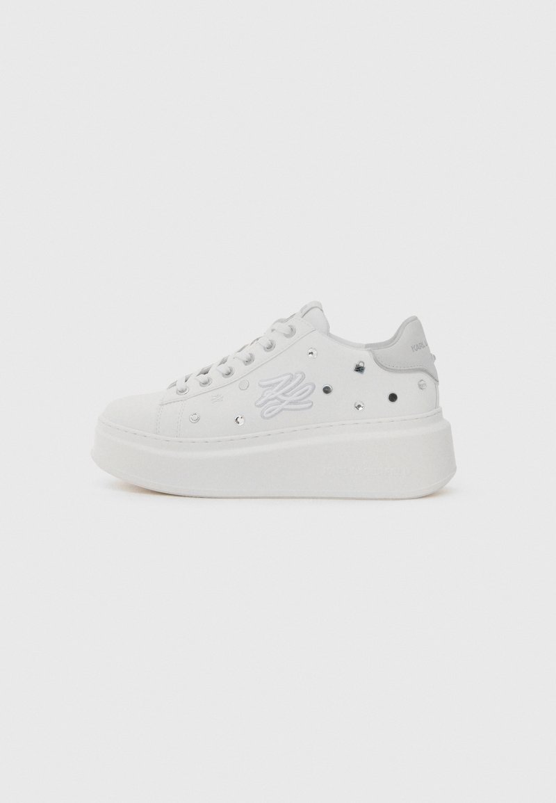 Sneakers platform albe, cu un material neted, cu studs decorative argintii și branding brodat pe lateral.