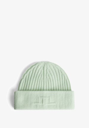 Un bonnet tricoté vert clair avec un motif en côtes texturé, un revers replié et un logo en relief à l'avant. Tissu doux.