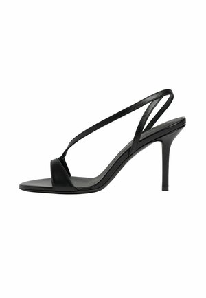 Sort højhælet sandal med tynde krydsede stropper og åbent tådesign, sidebillede på hvid baggrund.