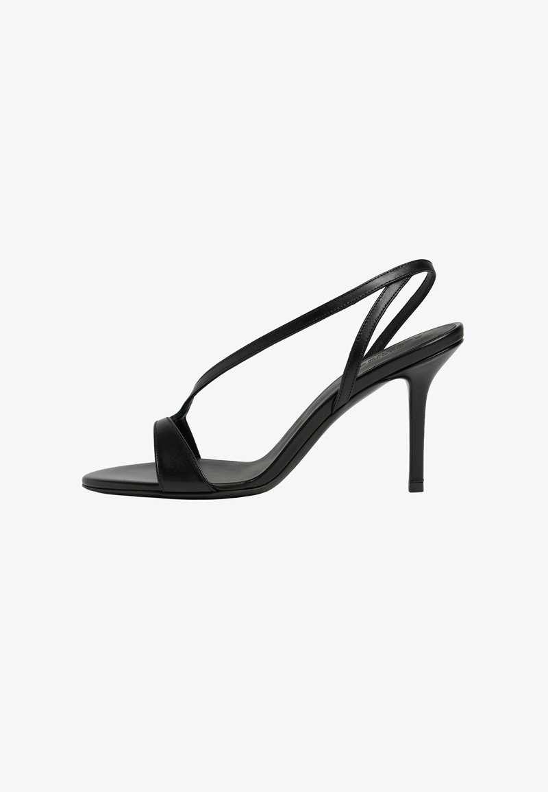 Sandale noire à talons hauts avec fines lanières croisées et design à bout ouvert, vue de côté sur fond blanc.