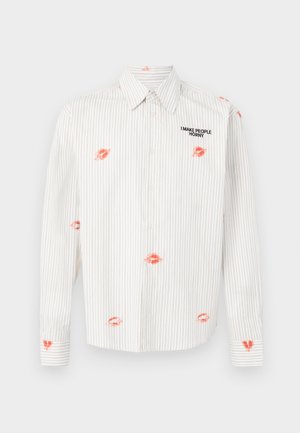 Ριγέ λευκό πουκάμισο με κόκκινα αποτυπώματα χειλιών και κεντημένο κείμενο "I MAKE PEOPLE HORNY" στο στήθος. Κούμπωμα με κουμπιά και μακριά μανίκια.
