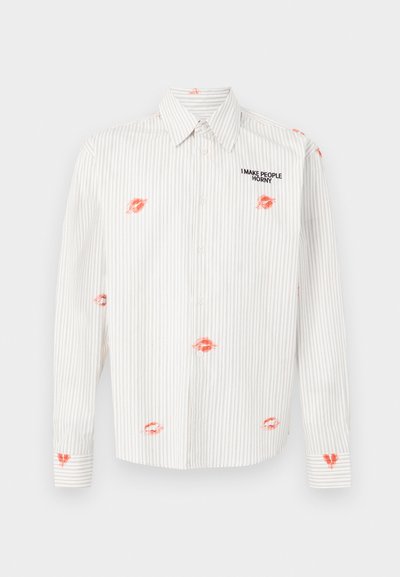 Ριγέ λευκό πουκάμισο με κόκκινα αποτυπώματα χειλιών και κεντημένο κείμενο "I MAKE PEOPLE HORNY" στο στήθος. Κούμπωμα με κουμπιά και μακριά μανίκια.